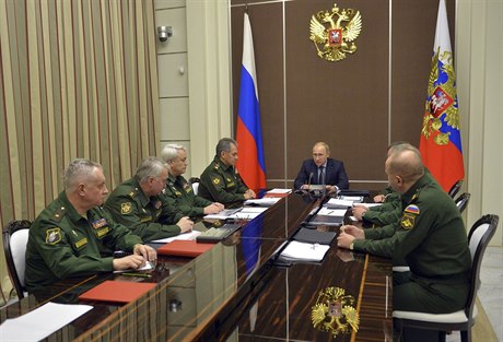 Vladimir Putin (uproted) jedná s ruskými armádními pikami. Po jeho pravici...