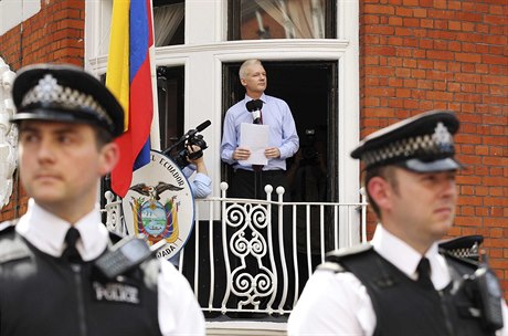 Julian Assange na ekvádorském velvyslanectví v Londýn.