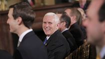 Mike Pence se smje bhem tiskov konference