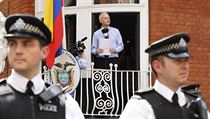 Julian Assange na ekvdorskm velvyslanectv v Londn.