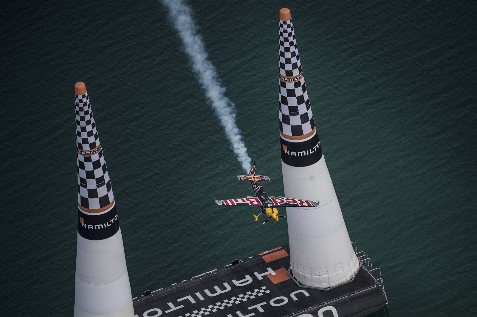 Martin �onka p�i vít�zném letu v závod� Red Bull Air Race v Abú Dabí.