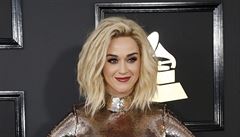 Zpěvačka Katy Perry v lesklých šatech s chlupatou sukní