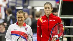 Barbora Strýcová (vlevo) - Garbie Muguruzaová ped jejich zápasem 1. kola Fed...