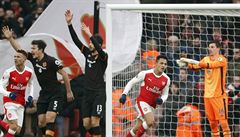 Alexis Sanchez slaví gól do sít Hullu, soupe signalizuje gól rukou.