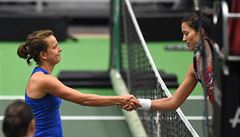Barbora Strýcová a Garbin Muguruzaová po jejich zápase 1. kola Fed Cupu 2017.