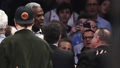 Bývalý hrá NY Knicks Charles Oakley se hádá s ochrankou.