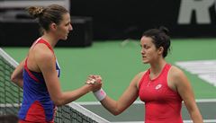 Karolína Plíková a Lara Arruabarrenaová-Vecinová po jejich duel 1. kola Fed...