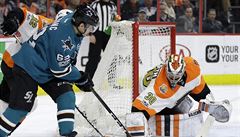 Kevin Labanc ze San Jose p�ed Michalem Neuvirthem z Philadelphie.