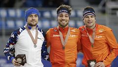 Zleva stupn vítz závodu na 1500 metr na MS v rychlobruslení: Rus Denis...