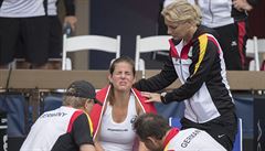 Zranná Andrea Petkoviová v zápase 1. kola Fed Cupu proti USA.