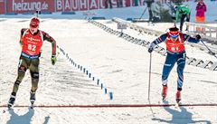 Benedikt Doll a Ondej Moravec v cíli sprintu na svtovém ampionátu v biatlonu.