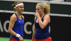 Lucie afáová a Kateina Siniaková pi deblu v 1. kole Fed Cupu proti...