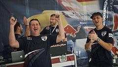 Tým Martina onky slaví jeho vítzství v Red Bull Air Race v Abú Dabí.
