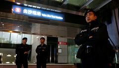 Policie ped stanicí metra v Hong Kongu