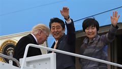 Donald Trump a japonský premiér Shinzo Abe s manelkou mávají pi odletu.