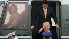 Japonský premiér Minister Shinzo Abe a americký prezident Donald Trump pi...