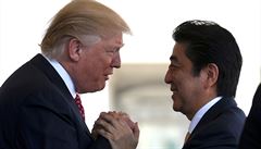 USA tváí v tvá Japonsku. Premiér Abe navtívil prezidenta Trumpa.