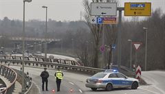 Policie zablokovala silnici vedle letit v Hamburku