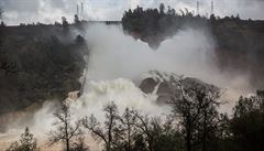 Pehrada u kalifornského Oroville vypoutí poprvé ve své 49leté historii...