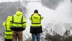 Hlavní pepad kalifornské pehrady Oroville vypoutí obrovské mnoství vody,...