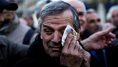 Protestují Řek utírá slzy do kapesníčku v podobě 50 euro. | na serveru Lidovky.cz | aktuální zprávy