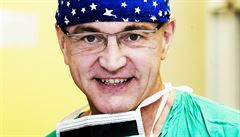 Pední kardiolog Josef Veselka odpoívá u knih Johna Irvinga