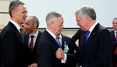 Generální tajemník NATO Stoltenberg, americký ministr obrany Mattis a britský...