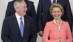 Ministr obrany USA Jim Mattis a nmecká ministryn obrany Ursula von der...