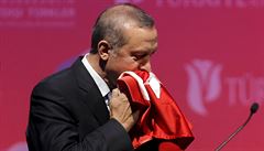 Turecký prezident Erdogan líbá vlajku Turecka.