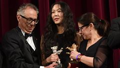 �editel festivalu Berlinale Dieter Kosslick, here�ka Kim Minheeová a re�isérka...