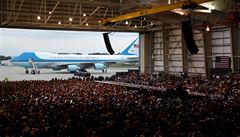 Prezidentský letoun Air Force One ped hangárem, kde se konalo shromádní.