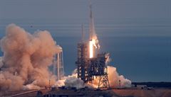 Raketa Falcon 9 spn odstartovala, vynesla zsoby i vesmrnou lo Dragon