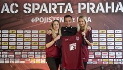 David Lafata a hostesky pedstavují nový dres fotbalist Sparty.