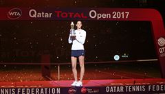 Karolína Plíková s trofejí pro vítzku tenisového turnaje v Dauhá.