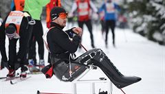 Hendikepovaný sportovec Jan Tománek na sledge lyích.