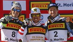 Zleva medailisté slalomu: Manuel Feller z Rakouska, jeho krajan Marcel Hirscher...