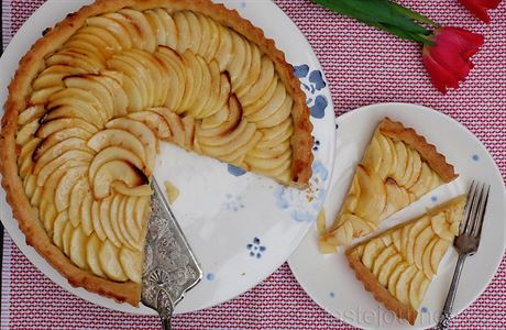 Klasick francouzsk tarte aux pommes.