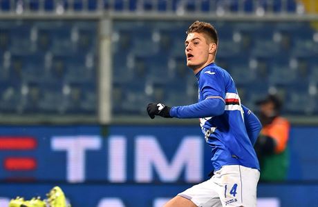 Patrik Schick slaví gól po legendární Bergkampov obhazovace.