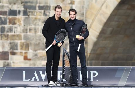 Roger Federer a Tom Berdych hraj tenis na lodi pobl Karlova mostu v Praze,...