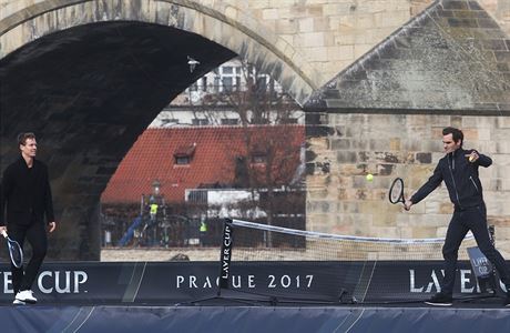Roger Federer a Tom Berdych hraj tenis na lodi pobl Karlova mostu v Praze,...