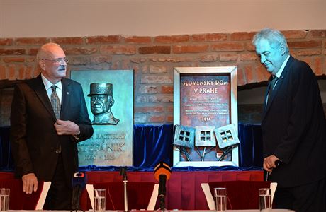 Prezident Milo Zeman a bývalý slovenský prezident Ivan Gaparovi (vlevo).