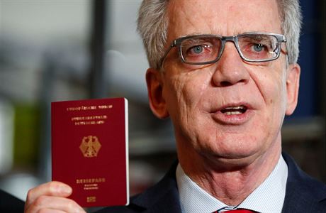 Nmeck ministr vnitra de Maizière pedstavuje nov pas.