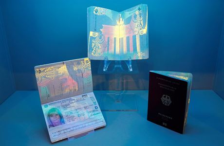 Vzor nmeckého nového elektronického pasu pod ultrafialovým svtlem pi...