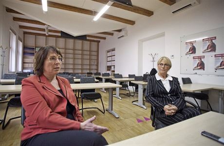 Vlasta Ransdorfová (vlevo) a spolupracovnice bývalého europoslance Helena Suchá...