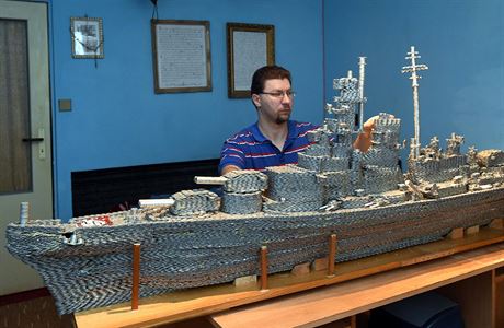 Modelá Marek átka z Chomutova dokonil stavbu nmecké válené lodi Bismarck.