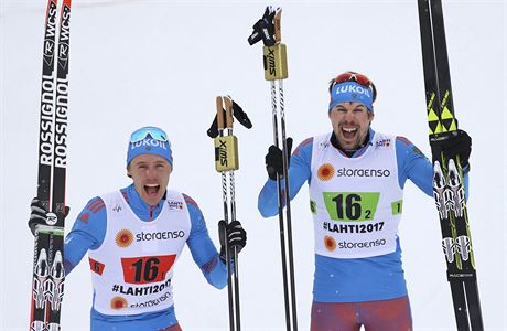 Sergej Usugov (vpravo) a Nikita Krjukov se raduj z triumfu ve sprintu dvojic...
