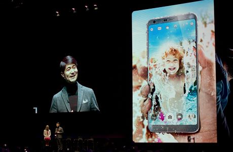 Prezident spolenosti LG Juno Cho pedstavuje nov mobiln telfon G6.