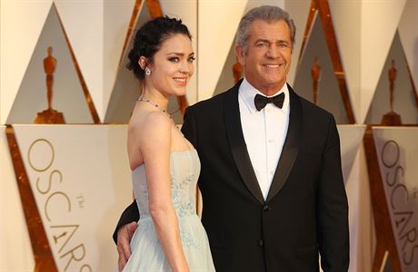 Mel Gibson s pítelkyní Rosalind Rossovou.
