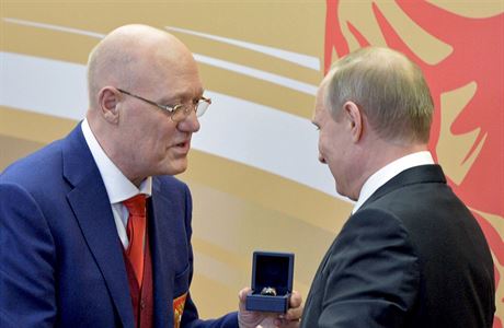 Vladimir Petrov (vlevo) vnuje ruskmu prezidentovi Vladimiru Putinovi svj...