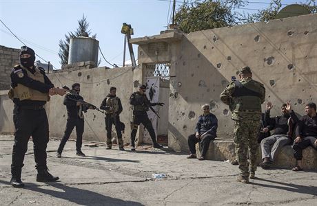 Irátí vojáci hledají písluníky Islámského státu v Mosulu.